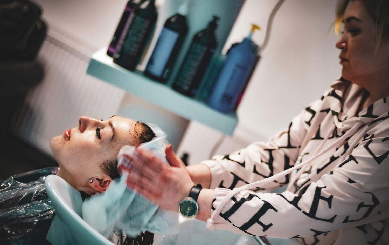 10 Tips Keramas untuk Rambut Keriting Biar Nggak Mengembang