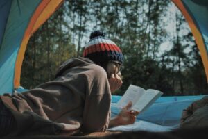 10 Peralatan Camping Wajib yang Harus Kamu Bawa Biar Nggak Repot