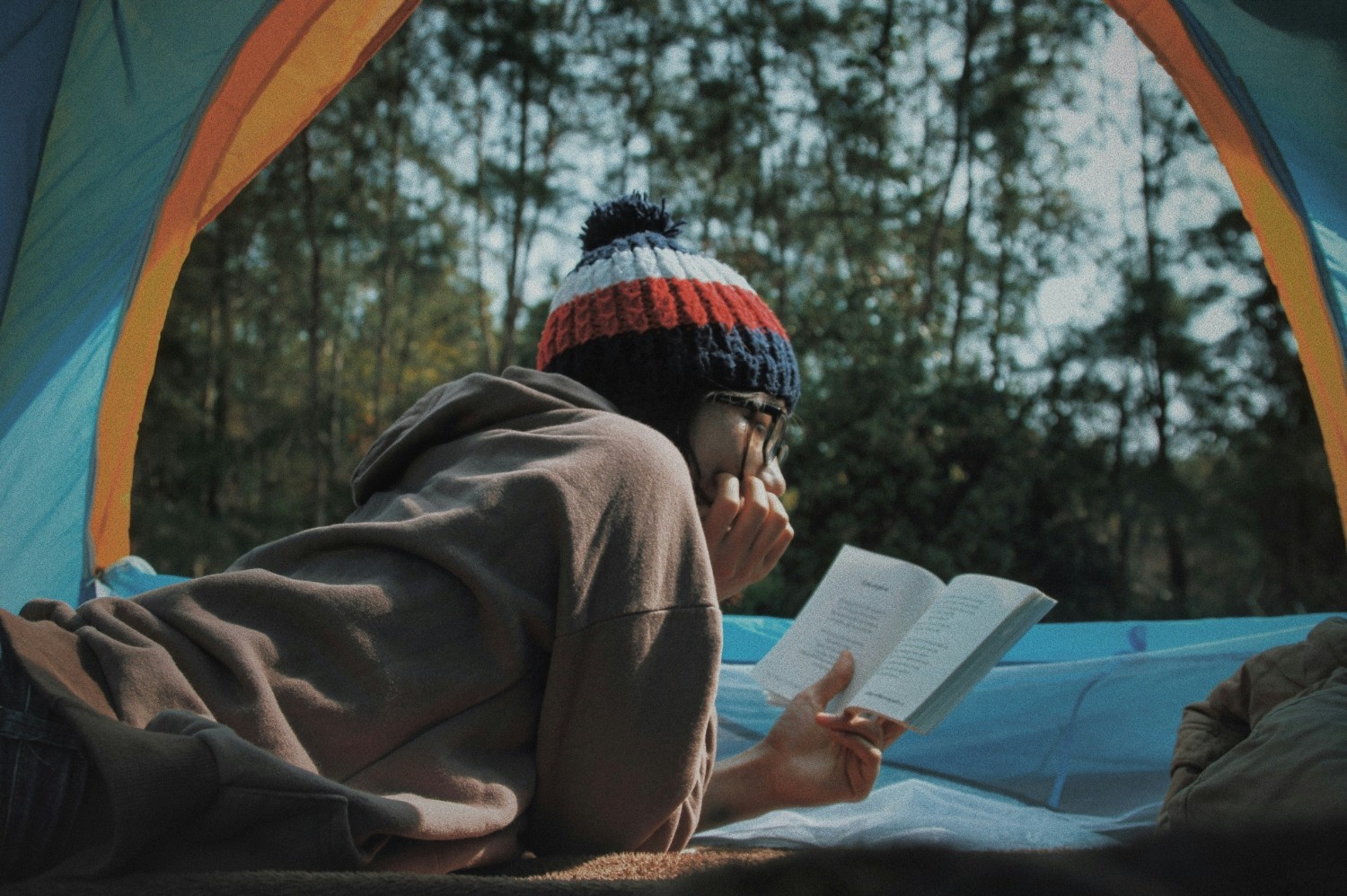 10 Peralatan Camping Wajib yang Harus Kamu Bawa Biar Nggak Repot