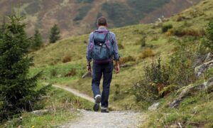 10 Jenis Sepatu Gunung Terbaik buat Pendakian Nyaman