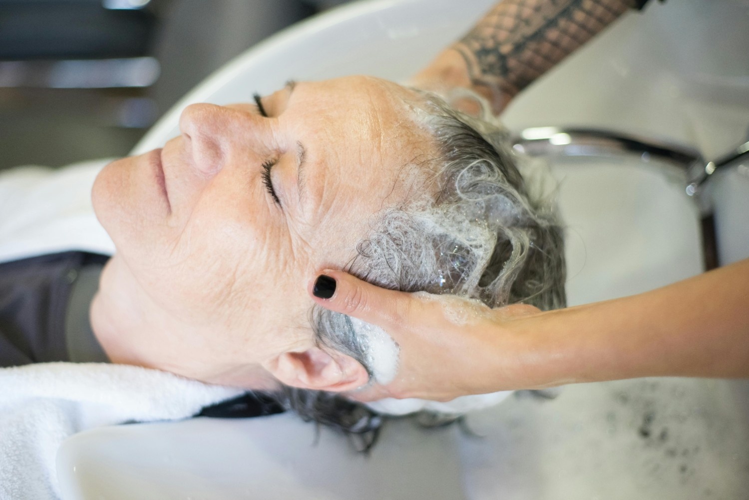 10 Kebiasaan Setelah Keramas yang Bikin Rambut Makin Sehat