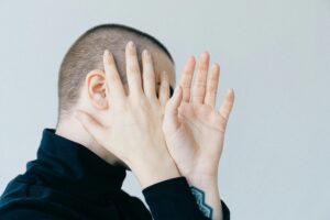 8 Kesalahan yang Bikin Kamu Terjebak di Lingkaran Insecure