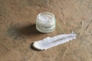 10 Rekomendasi Body Lotion Terbaik untuk Kulit Kering dan Kusam