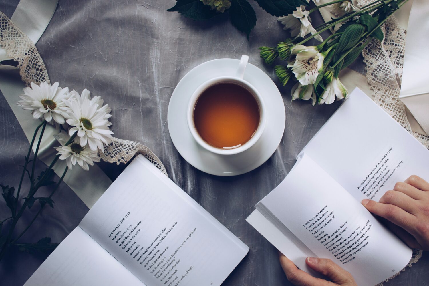 8 Kebiasaan Buruk Saat Baca Buku yang Bikin Fokus Hilang
