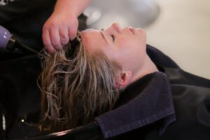 10 Tips Keramas untuk Rambut Keriting Biar Nggak Mengembang