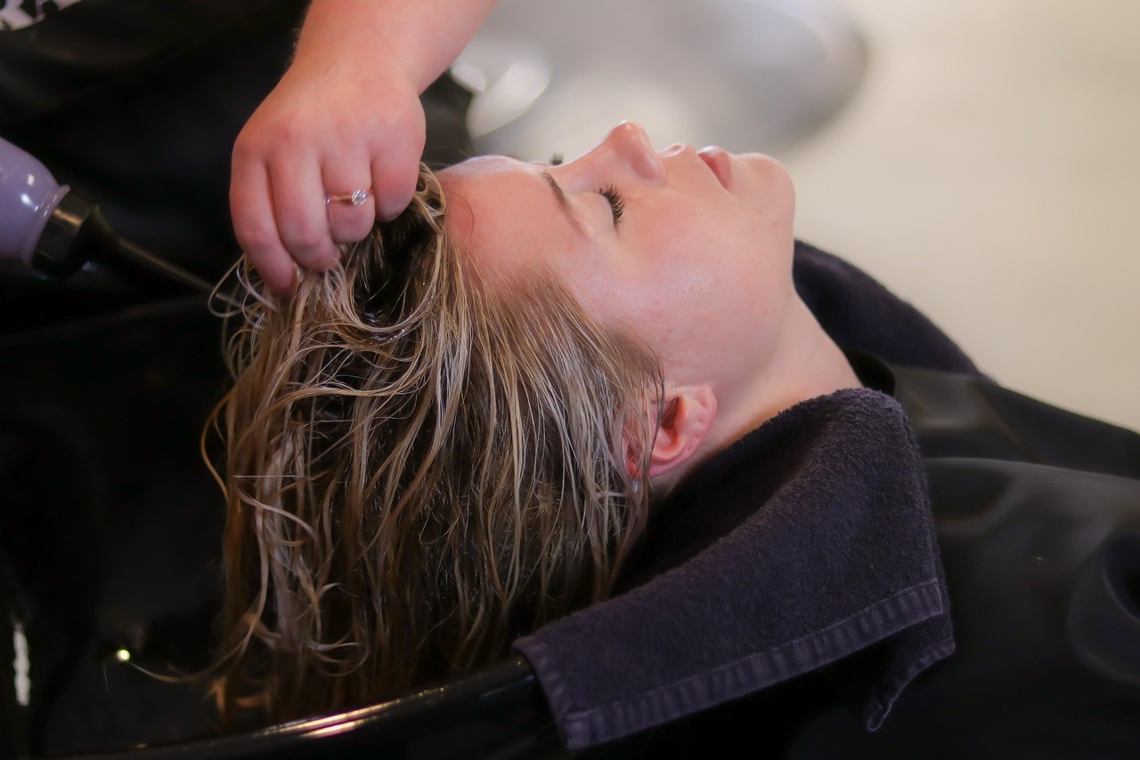 10 Tips Keramas untuk Rambut Keriting Biar Nggak Mengembang