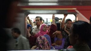 10 Cara Menghilangkan Bosan Saat Perjalanan Naik KRL