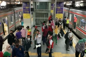 7 Tips Tetap Wangi dan Fresh Meski Berdesakan di KRL