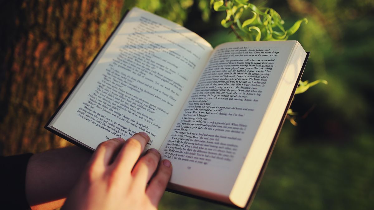 12 Profesi Menarik Buat Lulusan Sastra Indonesia