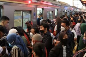 10 Etika Dasar Naik KRL yang Sering Diabaikan Penumpang