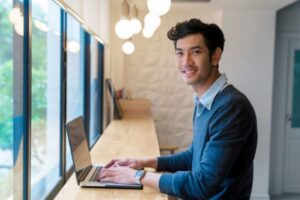 7 Kesalahan yang Sering Dilakuin Orang Pas Ngejar Karier Terlalu Keras