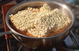 7 Tanda Tubuh Kamu Kebanyakan Makan Mie Instan