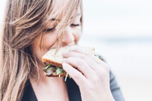 7 Kesalahan Pola Makan yang Sering Dianggap Sepele Tapi Berbahaya
