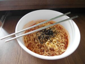 7 Tips Makan Mie Instan Biar Tetep Sehat dan Aman