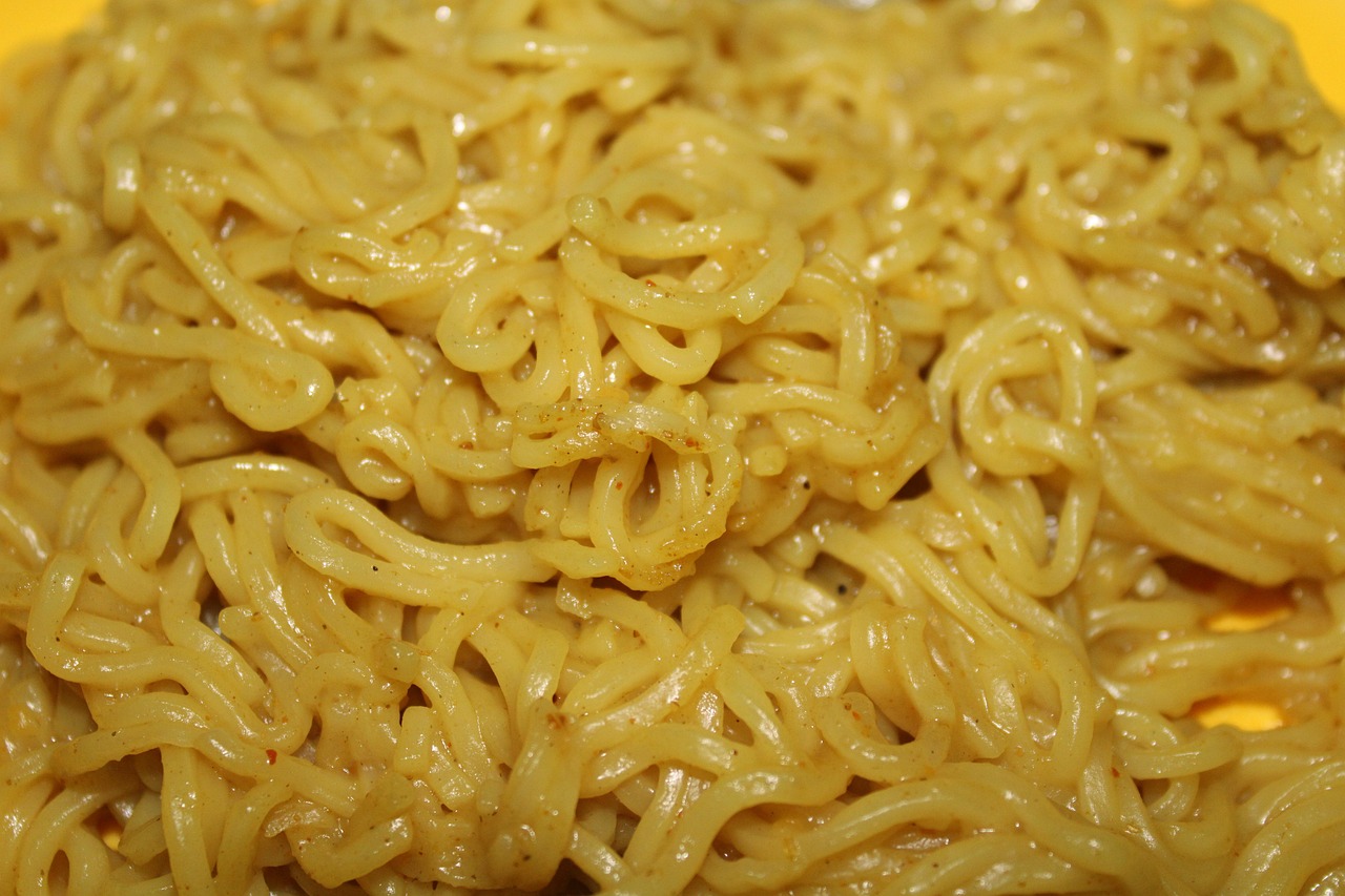 7 Tanda Tubuh Kamu Kebanyakan Makan Mie Instan