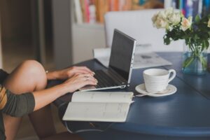 7 Laptop Hemat Daya Buat Mahasiswa yang Sering Nugas di Kafe
