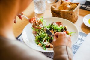 7 Penyakit Serius yang Bisa Datang Gara-gara Makan Sembarangan