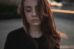 8 Kebiasaan Buruk yang Ternyata Muncul Gara-gara Trauma Lama