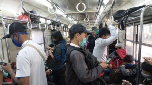 10 Kebiasaan Pejuang KRL yang Cuma Dipahami Sesama Penumpang