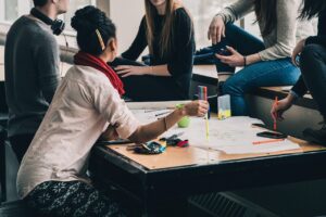 9 Cara Bangun Kepercayaan Diri Sebelum FGD di Kantor Impian