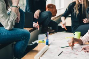 Kalau kamu pernah ikut FGD (Focus Group Discussion), pasti tahu rasanya pas ngomong tapi malah nggak didengerin peserta lain. Nggak enak banget, kan? Tapi tenang, ada cara biar pendapat kamu bisa lebih diperhatiin dan dianggap penting di mata orang lain. Yuk, simak 10 tips biar suara kamu nggak tenggelam di FGD berikut ini! 1. Siapin Diri Sebelum Diskusi Jangan datang ke FGD tanpa persiapan. Minimal kamu harus tahu topik yang mau dibahas, poin pentingnya apa, dan siapa aja peserta lain. Dengan begitu, kamu bisa ngatur strategi kapan harus ngomong dan nyiapin argumen yang kuat. 2. Mulai dengan Fakta atau Data Pendapat yang didukung fakta itu susah dibantah. Coba mulai omongan kamu dengan, “Menurut data…” atau “Berdasarkan hasil riset…”. Itu bikin kesan kalau kamu ngomong nggak asal dan bisa dipercaya. 3. Gunakan Bahasa Tubuh yang Percaya Diri Cara duduk, kontak mata, dan ekspresi wajah juga pengaruh banget. Duduk tegak, jangan nyender terus, dan tatap peserta lain pas ngomong. Bahasa tubuh yang tegas bisa bikin orang lebih ngeh sama kamu. 4. Jangan Motong Pembicaraan Orang Biarpun pengen banget nyaut, tahan dulu. Dengerin dulu orang lain selesai ngomong baru kamu tanggapi. Kalau kamu asal nyela, malah bisa bikin orang males denger kamu. 5. Gunakan Kalimat Pembuka yang Menarik Jangan langsung to the point. Mulai dengan sesuatu yang bikin orang penasaran, misalnya, “Aku punya sudut pandang yang agak beda nih…” atau “Kalau dilihat dari sisi lain, mungkin bisa gini…”. 6. Ngomong dengan Intonasi yang Jelas Nada suara monoton bisa bikin orang ngantuk. Gunakan intonasi naik-turun biar omongan kamu nggak terdengar datar. Tapi jangan juga terlalu keras, nanti dikira nyolot. 7. Jangan Terlalu Banyak Ngomong Panjang bukan berarti menarik. Orang lebih suka pendapat yang singkat tapi ngena. Pilih kata yang efektif dan langsung ke inti masalah. 8. Dukung Pendapat Orang Lain Secara Strategis Kadang cara terbaik biar didenger itu dengan mendukung pendapat orang lain dulu, baru masukin ide kamu. Misalnya, “Aku setuju sama poin A, tapi mungkin bisa ditambahin aspek B biar lebih lengkap.” 9. Catat Poin Penting Selama Diskusi Sambil dengerin orang lain, catat poin penting yang bisa kamu sambungin nanti. Jadi pas kamu ngomong, kesannya kamu bener-bener nyimak dan kontribusinya relevan. 10. Tutup dengan Kalimat yang Kuat Akhiri pendapat kamu dengan kalimat yang tegas biar gampang diinget. Contohnya, “Jadi intinya, kalau kita mau hasil maksimal, strategi ini paling realistis buat dijalanin.” Penutup FGD bukan cuma soal siapa yang paling sering ngomong, tapi siapa yang paling efektif nyampaikan ide. Dengan latihan dan sedikit trik di atas, kamu bisa bikin pendapatmu lebih berpengaruh dan nggak diabaikan lagi di FGD berikutnya.