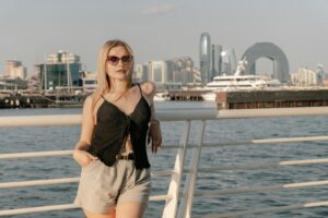 10 Tips Fashion Biar Tubuh Kurus Terlihat Lebih Berisi dan Proporsional