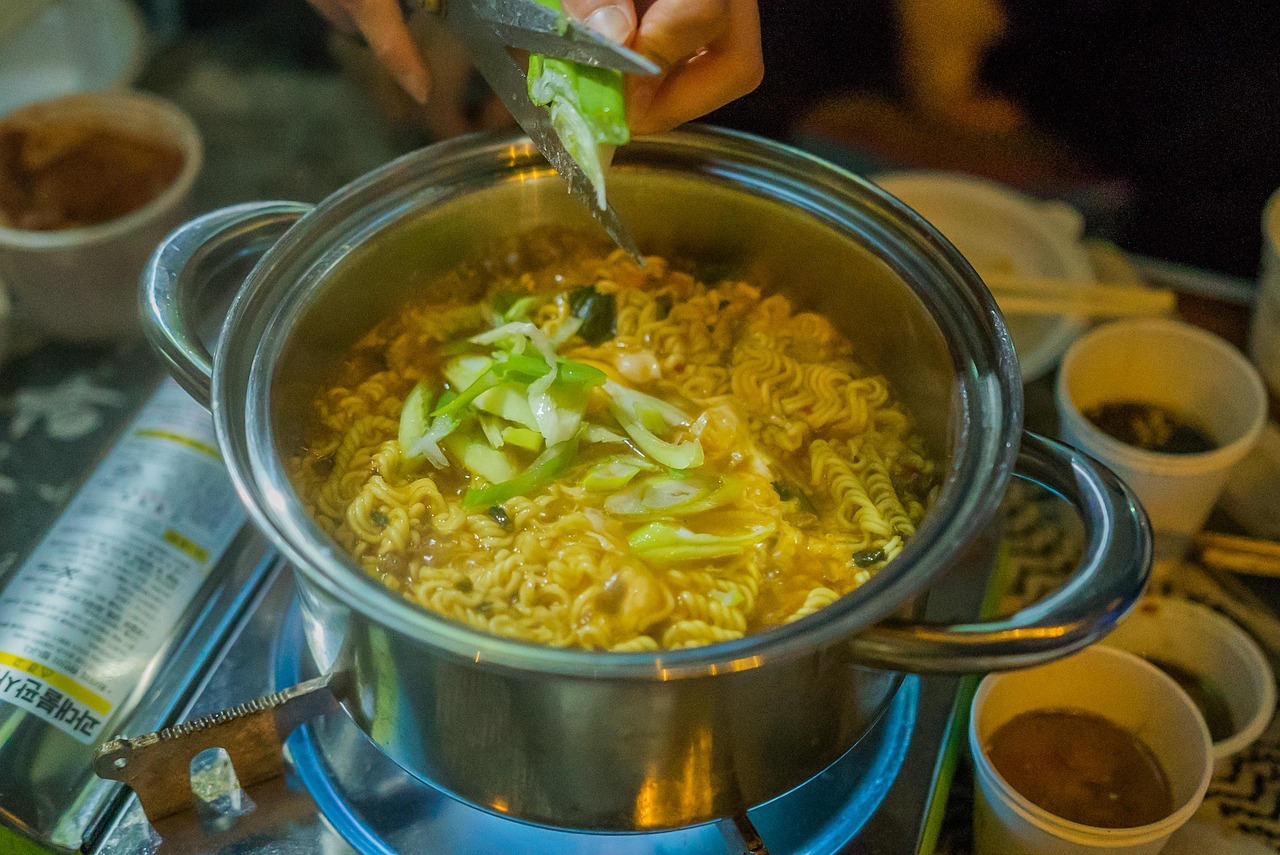 7 Tips Makan Mie Instan Biar Tetep Sehat dan Aman