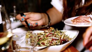 8 Tanda Lapar Emosional yang Perlu Kamu Waspadai