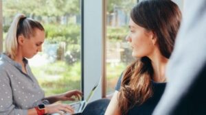 7 Cara Ngatur Pikiran Negatif yang Muncul Gara-Gara Iri