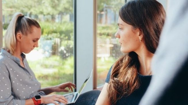 7 Cara Ngatur Pikiran Negatif yang Muncul Gara-Gara Iri