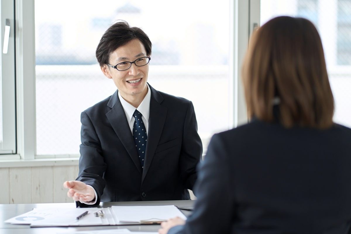 8 Outfit Walk in Interview yang Bikin Kamu Terlihat Profesional