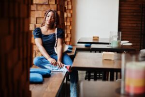 8 Cara Recharge Energi Sosial Buat yang Cepat Capek Ketemu Orang