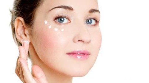 7 Primer dengan Tekstur Gel yang Ringan dan Cepat Meresap