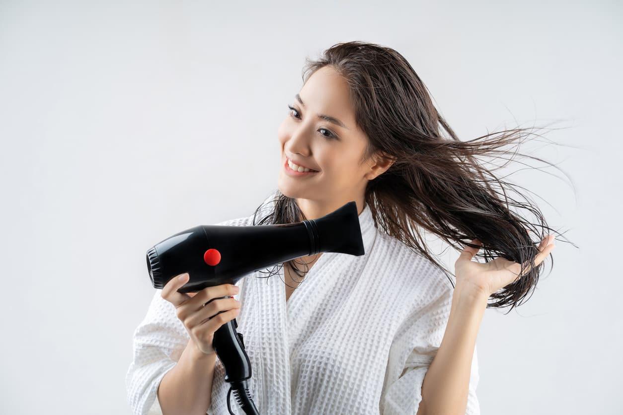 10 Cara Pakai Hairdryer Biar Rambut Gak Kering dan Rusak