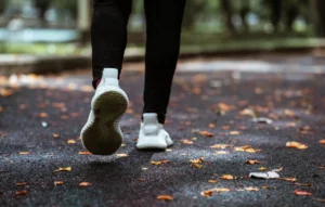 8 Kesalahan Umum Saat Jalan Kaki yang Sering Dilakuin Tanpa Sadar