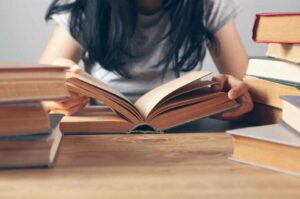 10 Stereotip Salah Tentang Penggemar Novel yang Harusnya Udah Dibuang Jauh-Jauh