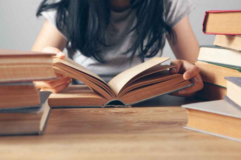 10 Stereotip Salah Tentang Penggemar Novel yang Harusnya Udah Dibuang Jauh-Jauh
