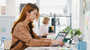 15 Cara Cepat Beradaptasi di Hari Pertama Kerja Biar Nggak Kaget