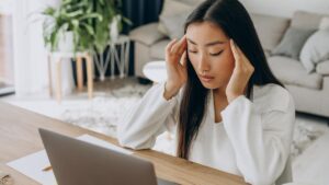 8 Kebiasaan Overthinking yang Muncul Karena Takut Dianggap Gagal