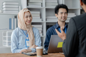 5 Perbedaan Gaya Komunikasi Pria dan Wanita di Tempat Kerja