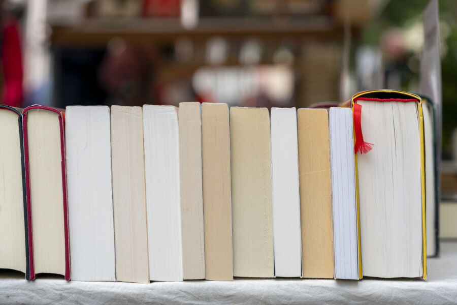 9 Alasan Kenapa Membaca Buku Fisik Lebih Baik Daripada Membaca Digital