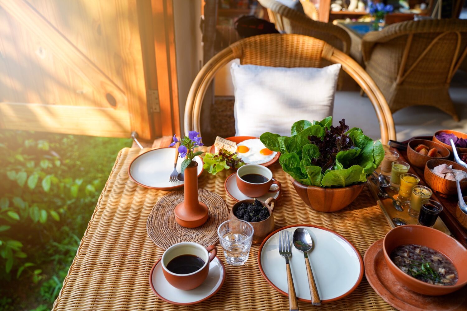 5 Cara Manfaatin Waktu Nongkrong di Kafe sambil Nunggu Buka Puasa