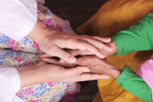 10 Manfaat Membantu Orang Lain bagi Kepuasan Batin dan Kesehatan Fisik