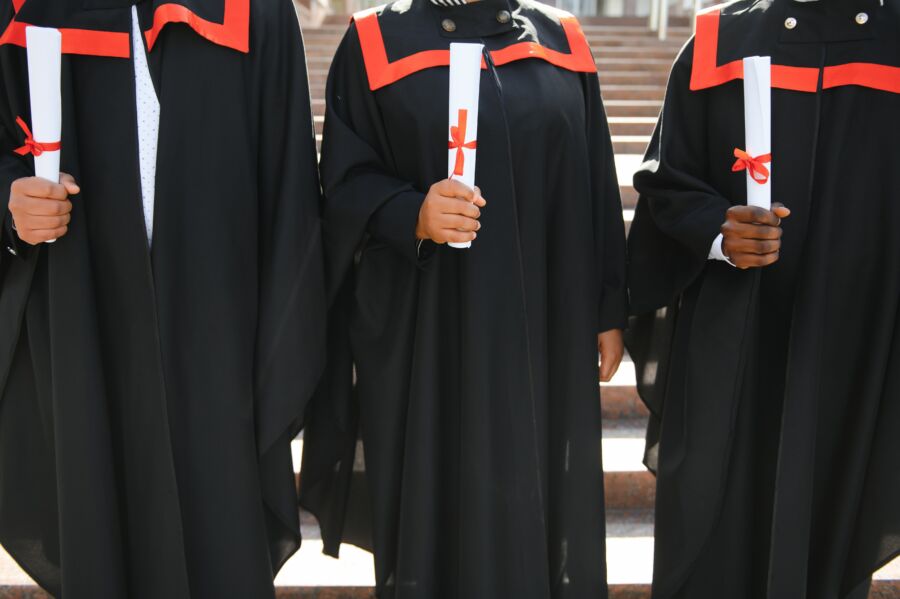 7 Fakta Sejarah di Balik Tradisi Toga Wisuda di Seluruh Dunia