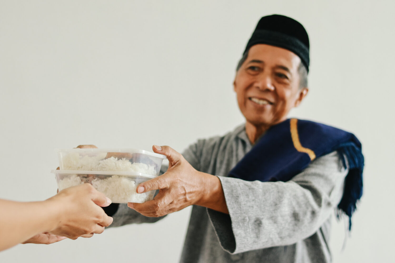 8 Ide Kegiatan Berbagi Takjil yang Kreatif dan Bermanfaat