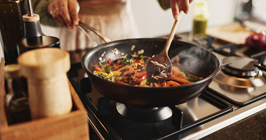 7 Alasan Kenapa Memasak Sendiri Lebih Baik daripada Makan di Luar