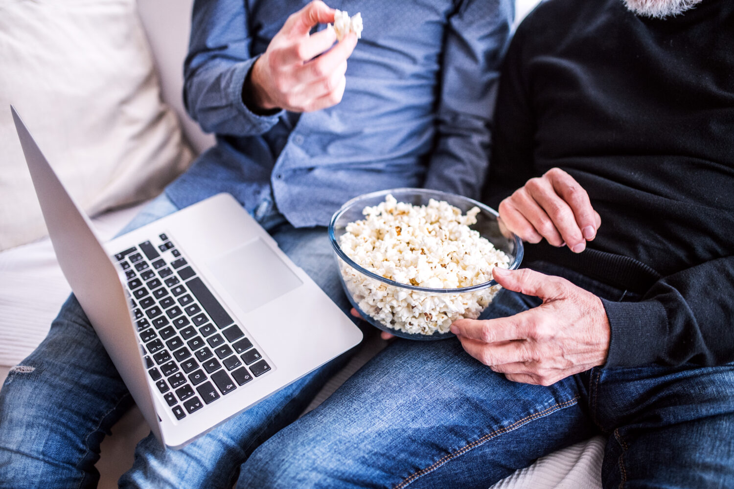 5 Tips Bikin Acara Nobar Film Islami saat Nunggu Buka Puasa