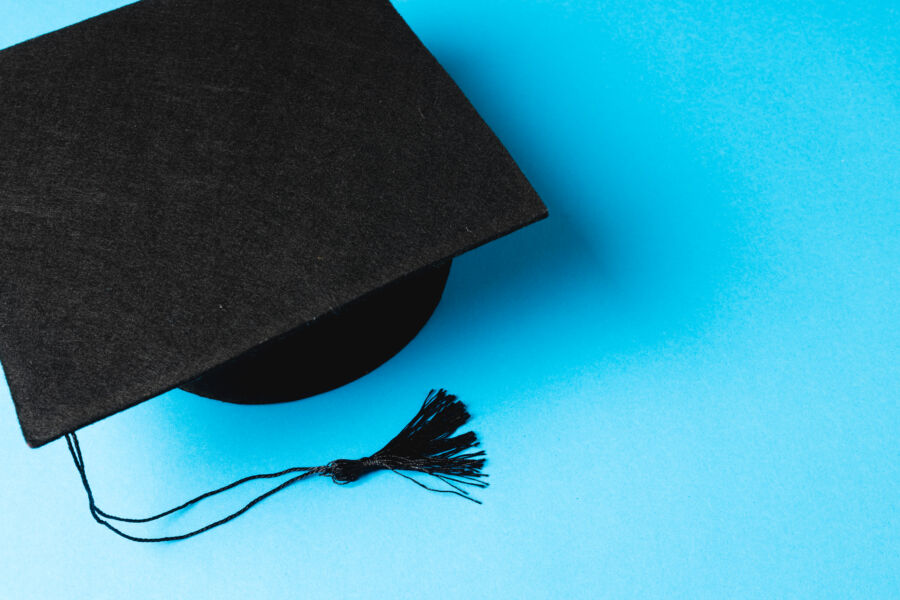 Asal Mula Tradisi Pelemparan Topi saat Wisuda dan Asal-usulnya