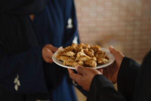 7 Manfaat Berbagi Makanan bagi Kehangatan Hubungan dan Kebahagiaan Bersama