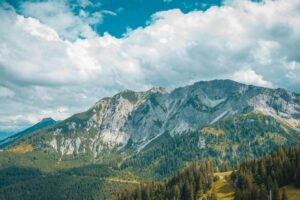 10 Perbedaan Antara Gunung Berapi Aktif, Istirahat, dan Mati